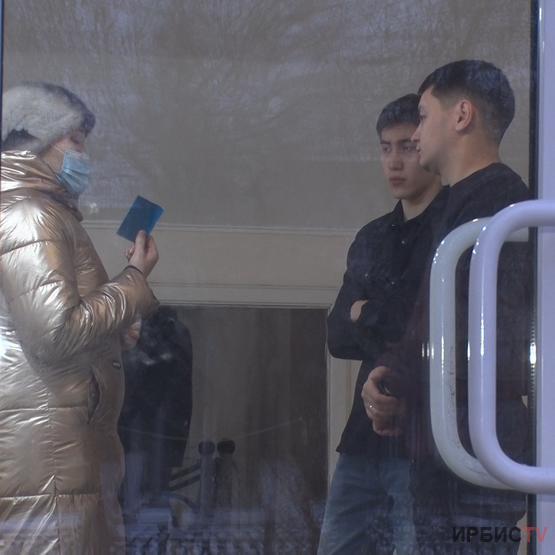 «Мен зейнеткермін!»: Павлодарда жеңілдікті құжаттары бола тұра әйелді автобустан түсіп қалуды сұраған