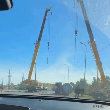 Павлодарға кіреберісте пропан тиелген цистерна аударылды