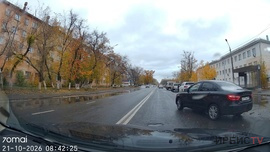 Павлодарда қауіпті маневр жасаған жүргізуші жол апатына себеп бола жаздады