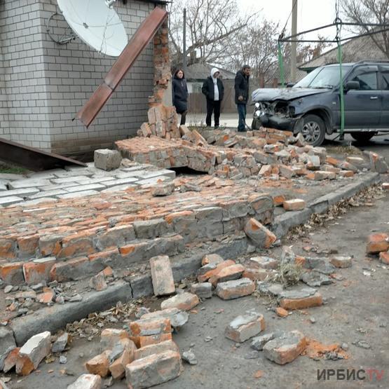 Павлодарда қоршауды құлатқан жол-көлік апаты салдарынан жапа шеккендер бар