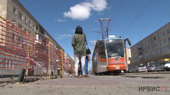Трамвайды күтіп көліктің астында қалу қауіпі зор: Павлодар тұрғындары аялдамаларға шағымдануда
