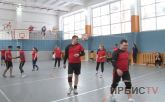Павлодарда мектеп оқушыларының ата-аналары арасында волейболдан жарыс басталды