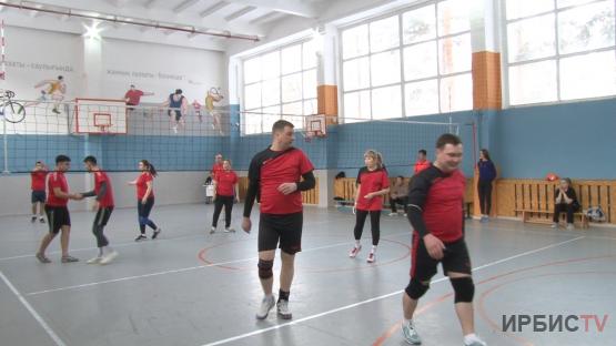 Павлодарда мектеп оқушыларының ата-аналары арасында волейболдан жарыс басталды